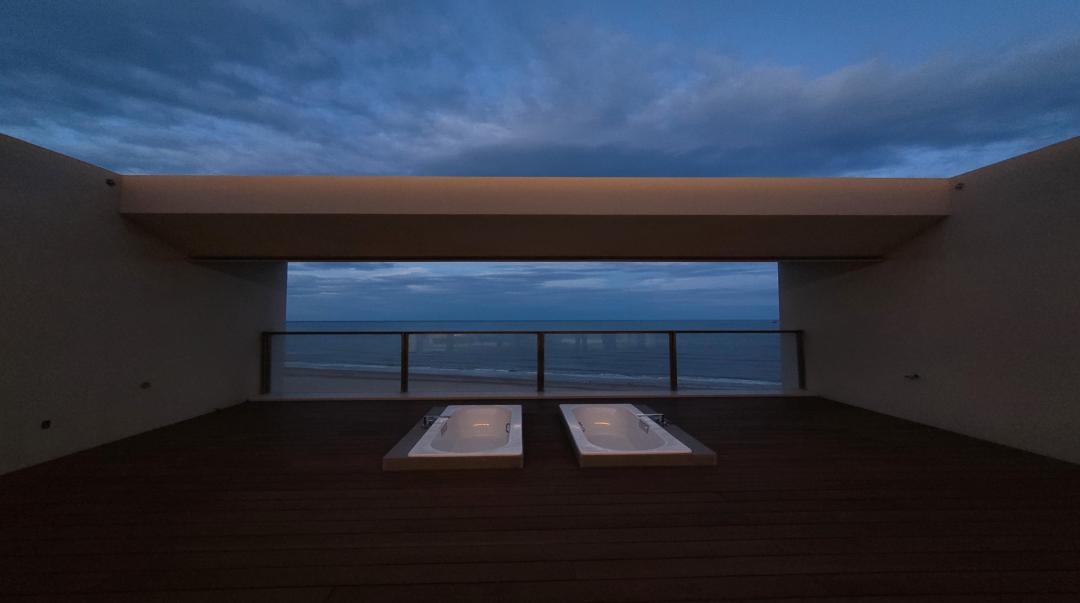 三亚沙滩和碧海蓝天,三亚有清澈的海水和美丽的沙滩