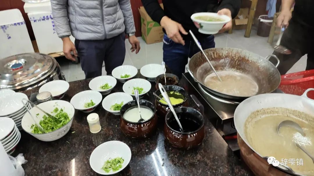 小姐姐吃猪脚饭,跟小姐姐吃猪脚饭