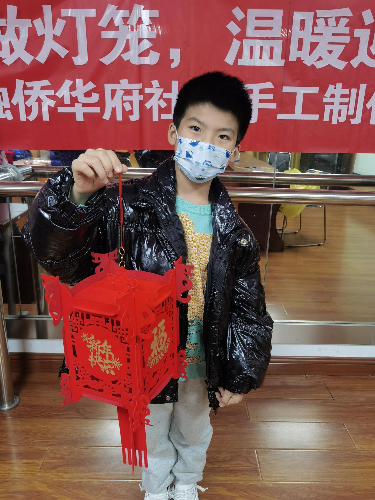 武昌区积玉桥街道融侨华府社区开展“巧手做灯笼,温暖迎新春”手工制作迎新春活动