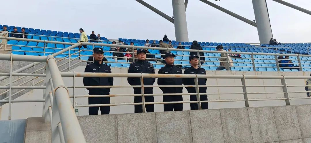 中甲赛场激情燃烧公安卫士倾情守护