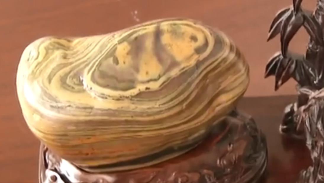 2017年男子捡一“熊猫奇石”,价值百万以上的熊猫奇石