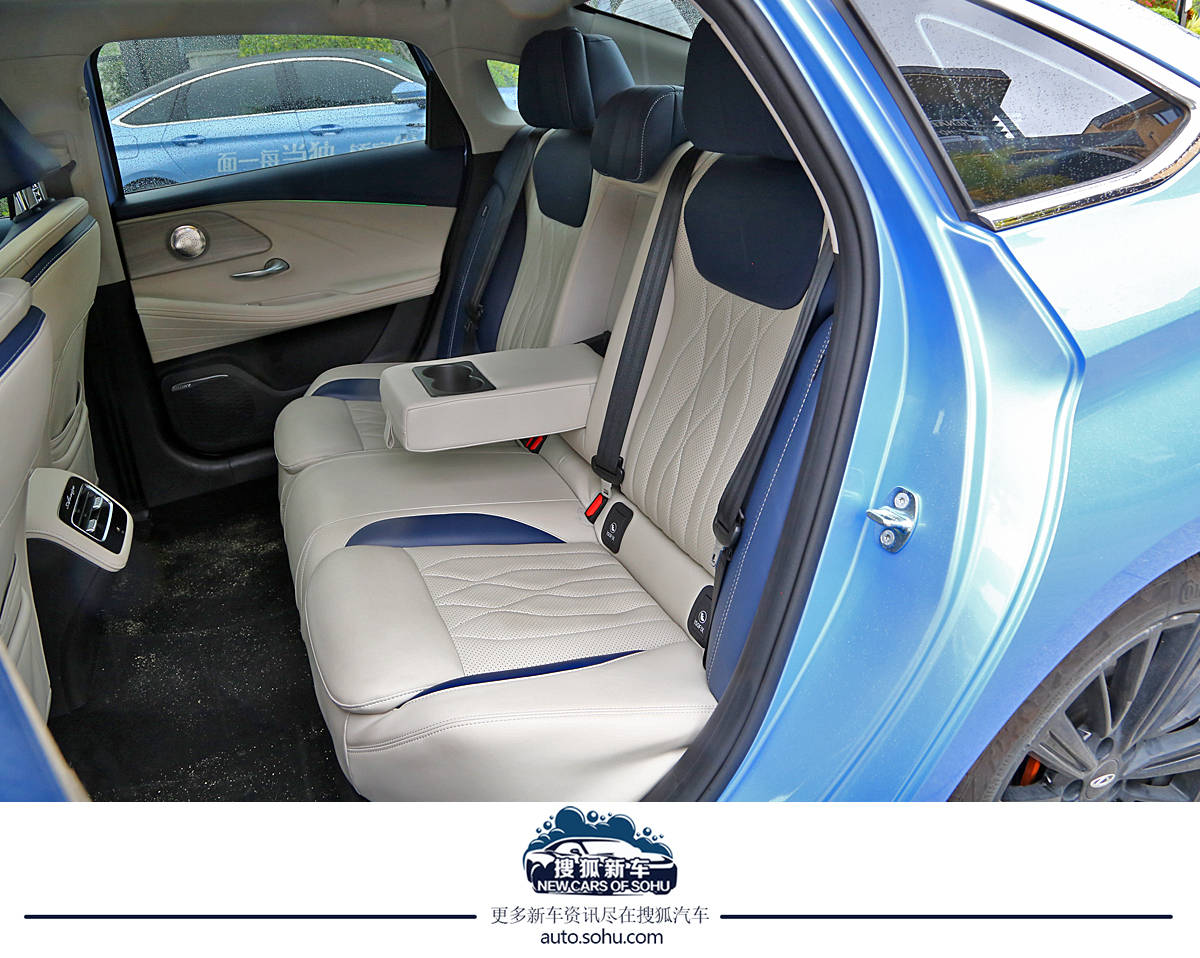 奇瑞艾瑞泽8对比长安uni-v,奇瑞艾瑞泽82.0t试驾