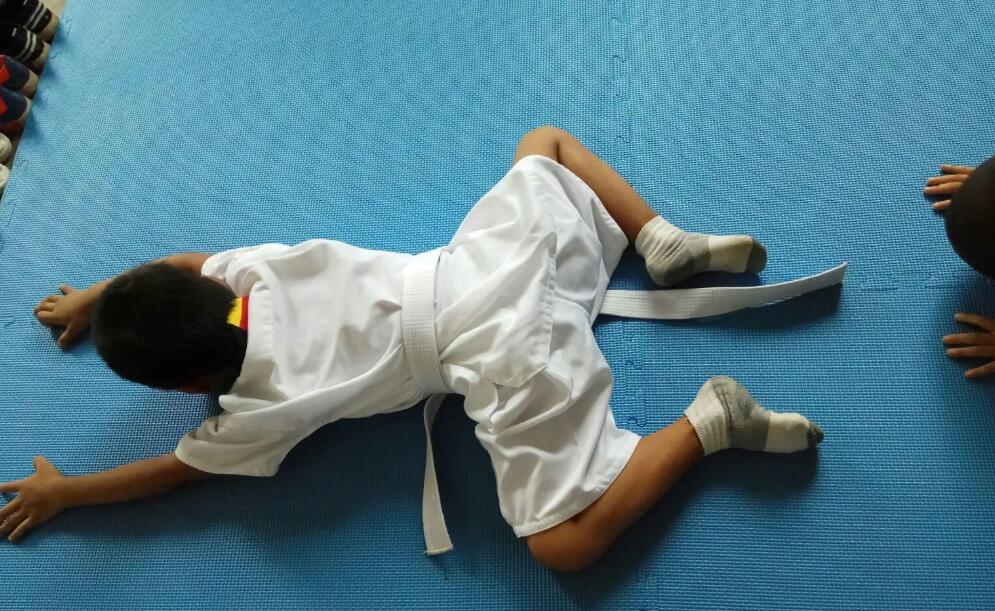 快来看看你拉韧带的姿势正确吗,拉韧带的方法与技巧