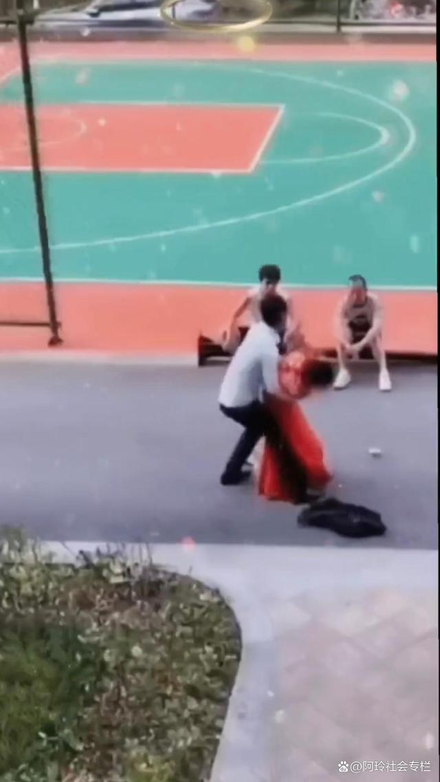 新娘嫌红包少当众大骂新郎,改口费给少了新娘当场甩脸子