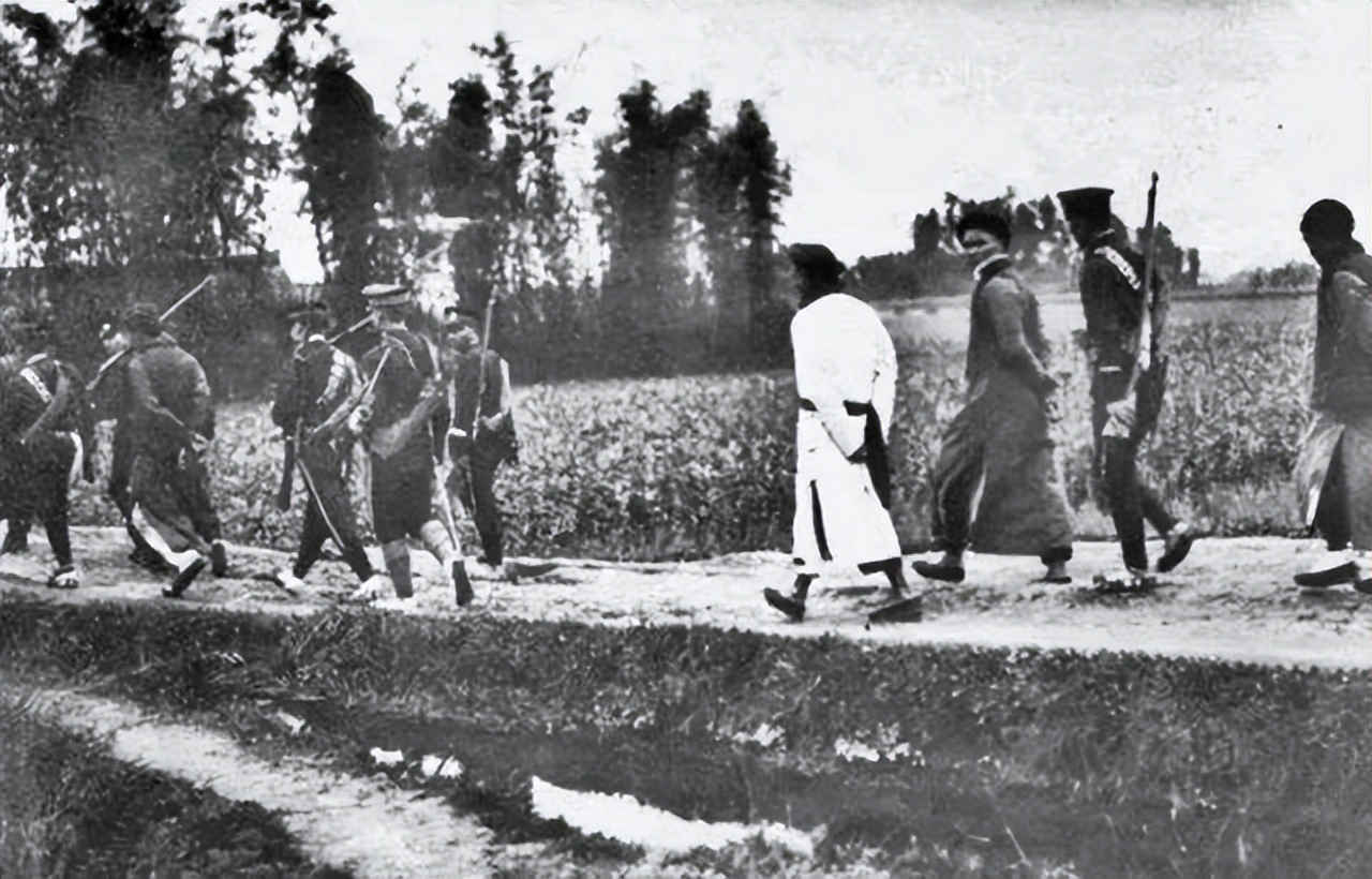 民国第一悍匪,抢72个女人做压寨夫人,死时外衣都没来得及穿