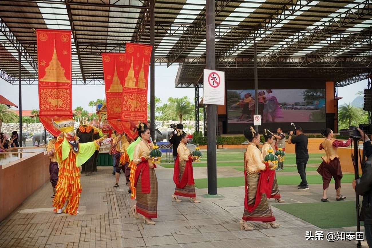泰国单日迎来超5000名泰外游客,泰国曼谷机场首批中国游客