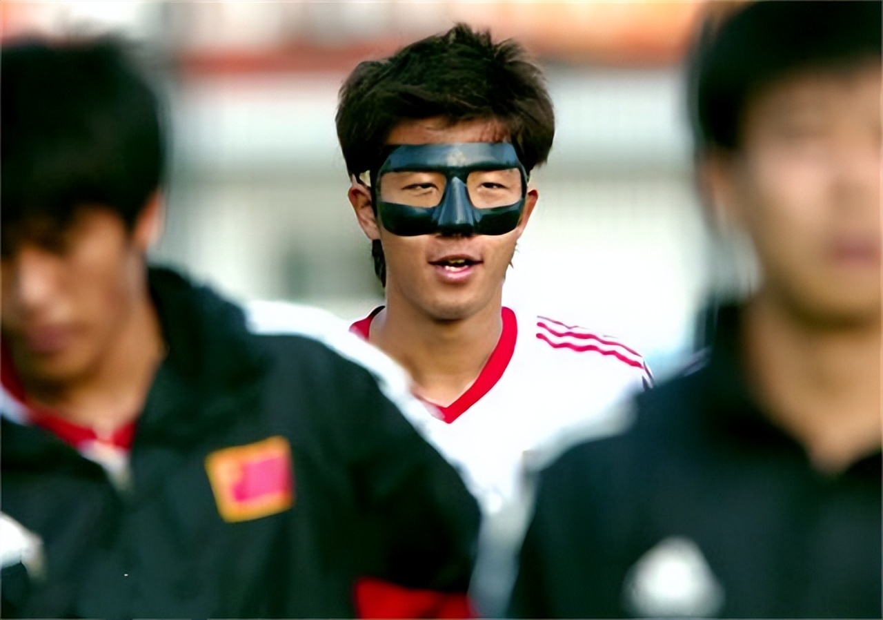 落魄的前大连国脚，与娇妻离异独自抚养女儿，为生计不惜当司机