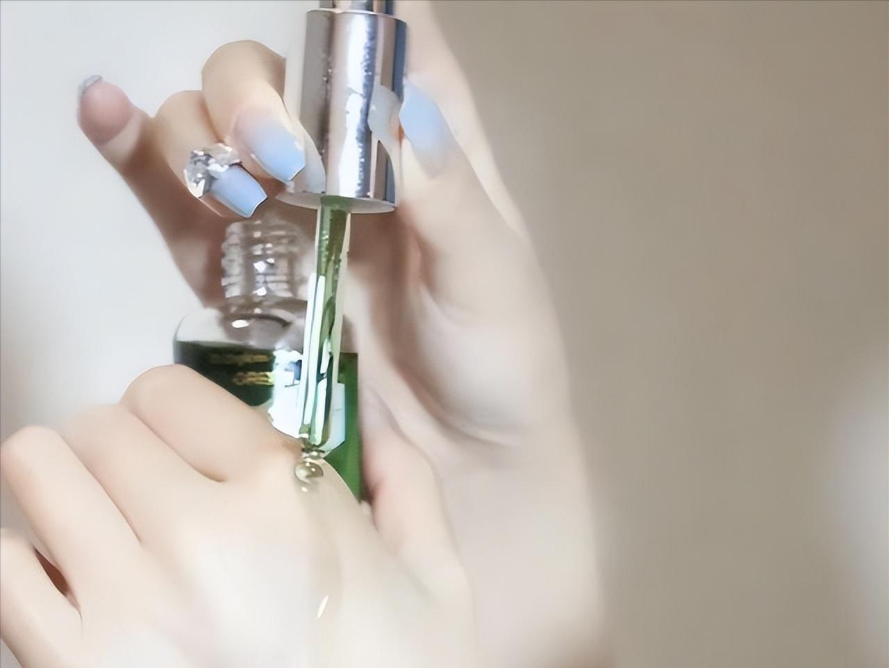 坚持用精华液和不用精华液的区别,精华跟平时用的精华液有什么不同