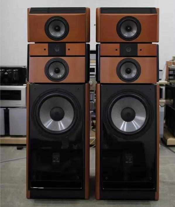 她用一个月工资买了一套三十万的音响，这就是生活