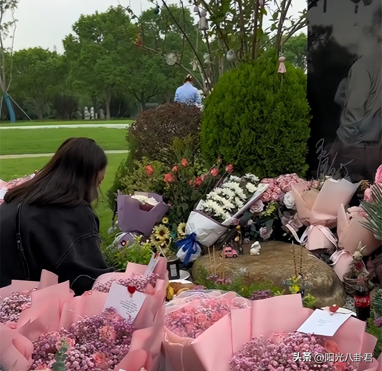 陈乔恩惦念乔任梁一脸笑意惹争议,陈乔恩为乔任梁扫墓