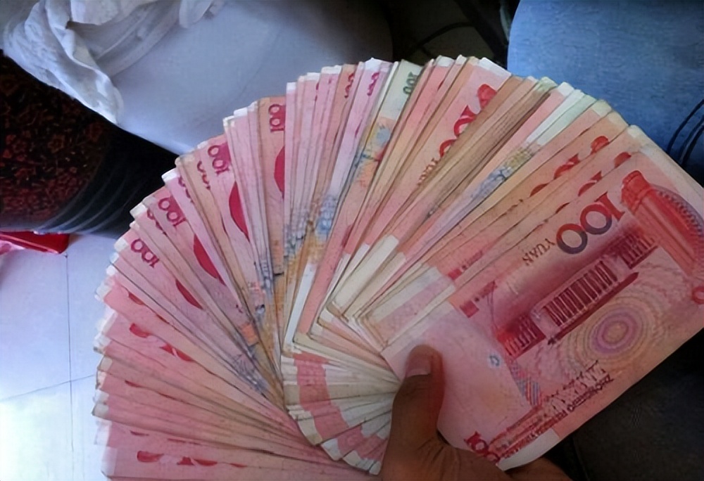 每月给母亲一千，探亲时却看见弟弟在家，我不再给那么多钱