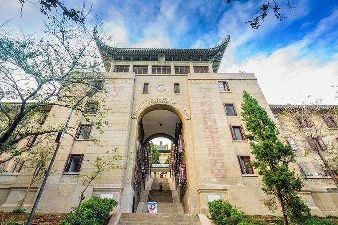 武汉大学被誉为最美大学主要不在于樱花，而在于其建筑和山水园林