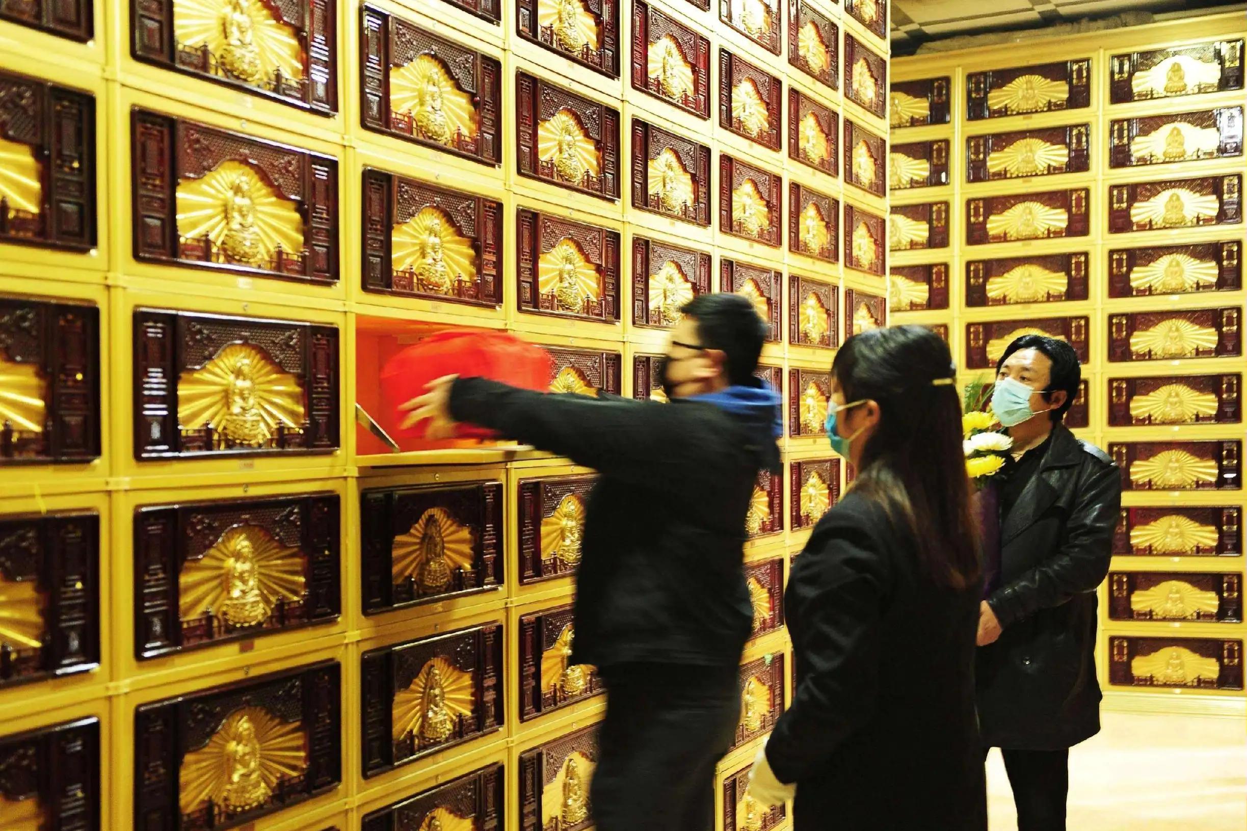 殡仪馆的骨灰无人认领会怎么处理,殡仪馆无人认领骨灰公布