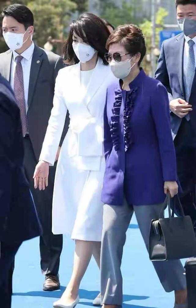 韩国新晋第一夫人挺会穿，遛狗还穿7000元的迪奥鞋，看脸不像49岁
