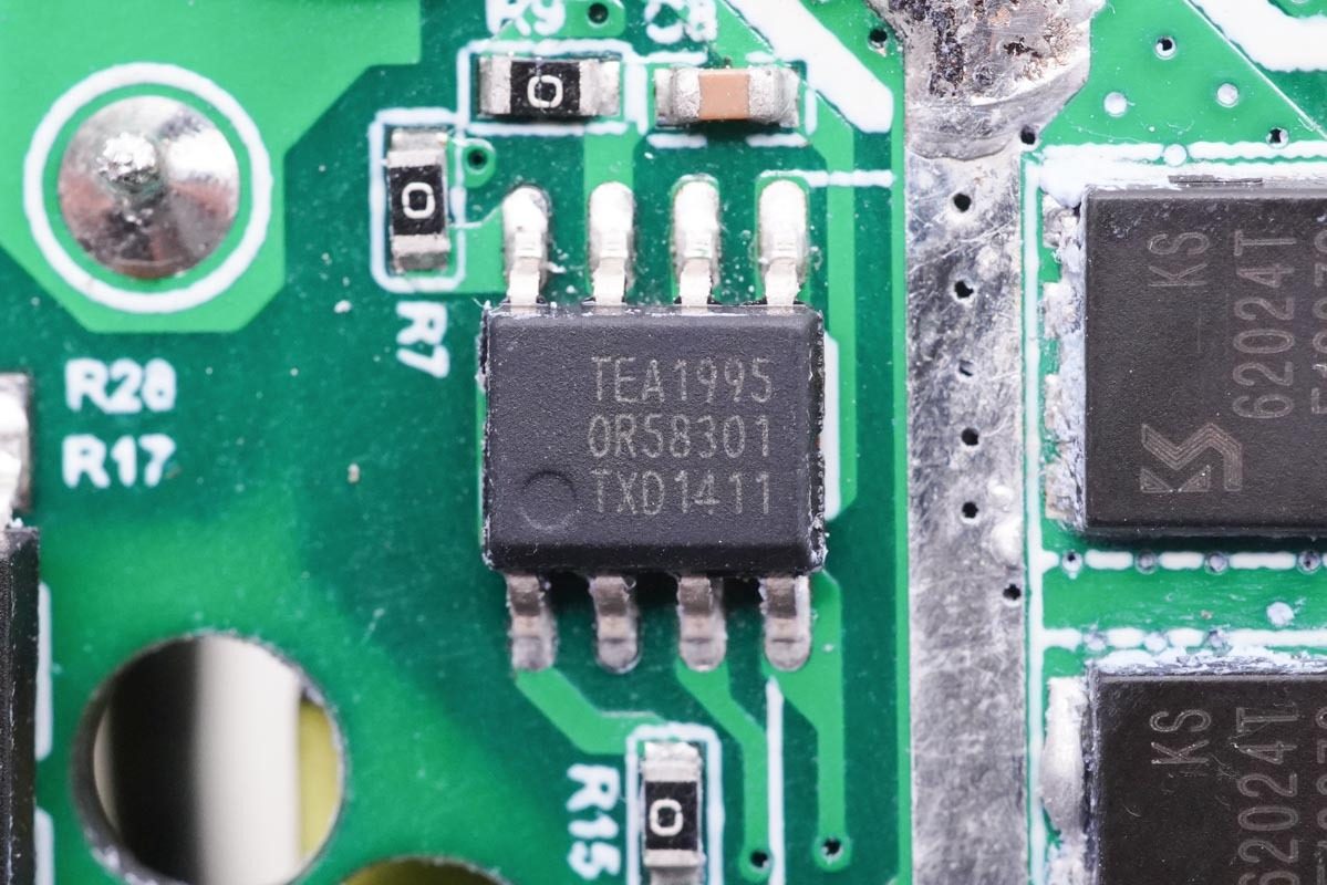 4C1A五个口，总功率达230W，华科生230W桌面充拆解