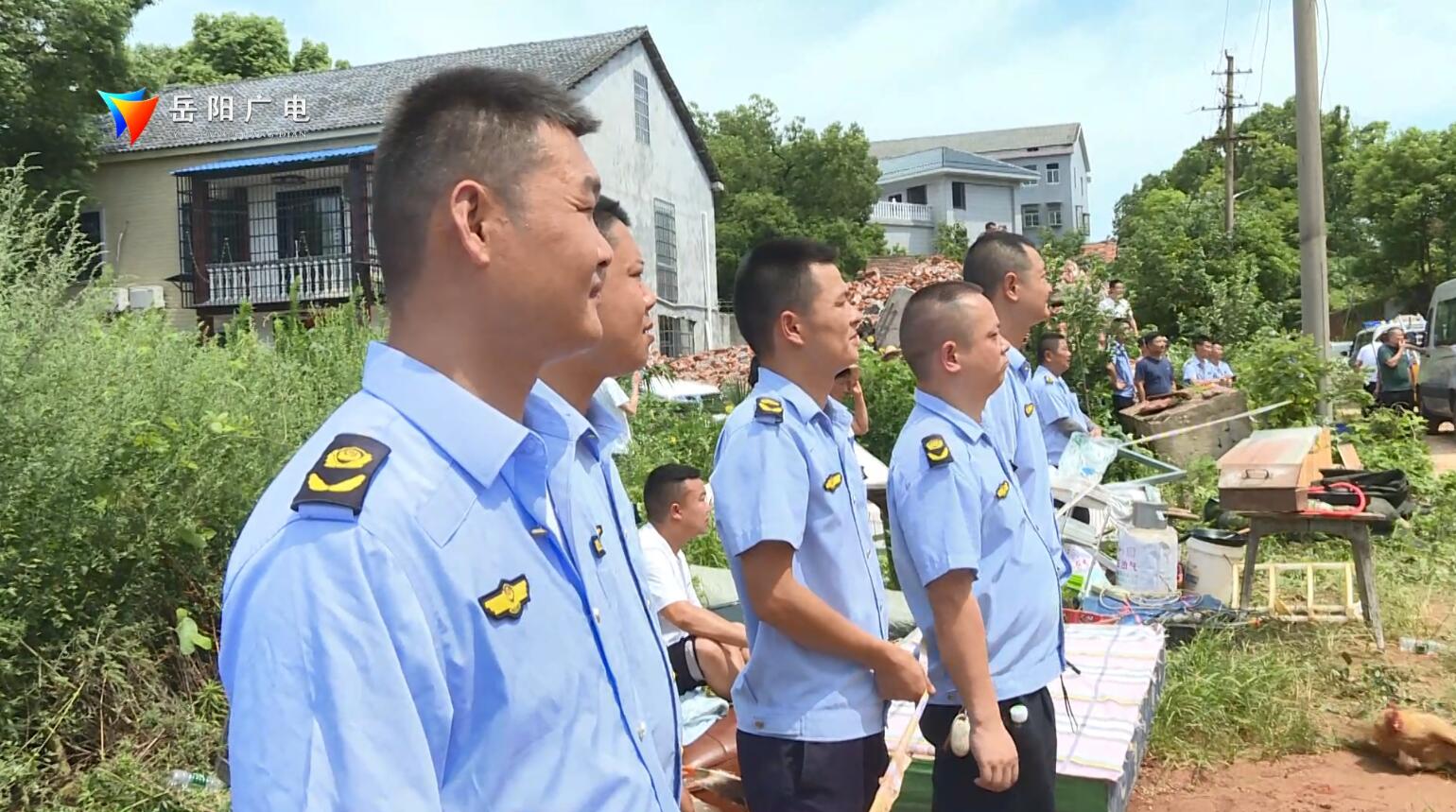 市禁违办“让*党**旗在禁违一线高高飘扬”志愿活动走进岳阳经开区木里港管理处辖区羊角山社区