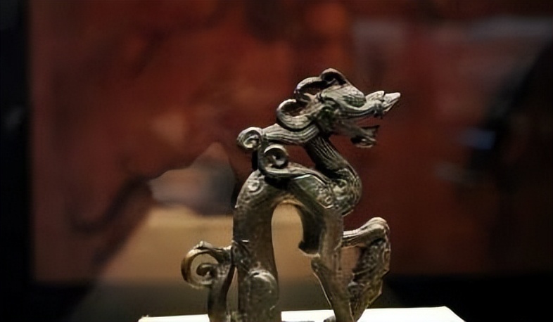 老汉田里挖出铜龙,老汉遗体挖出青铜龙