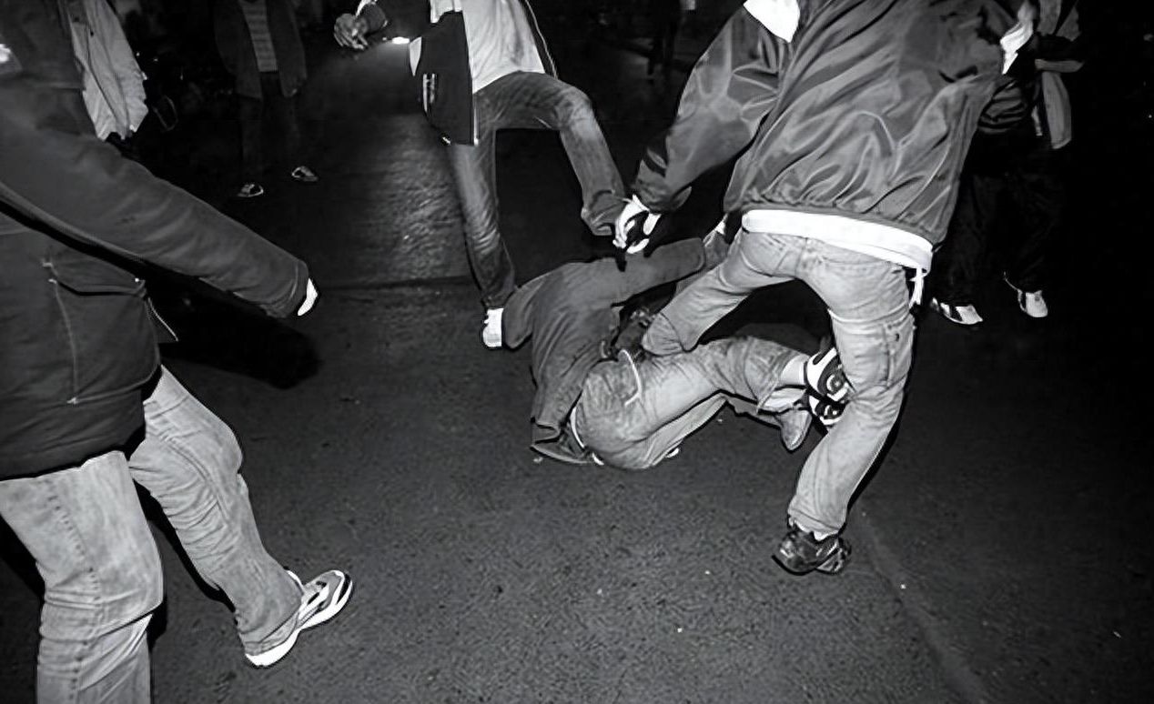 南宁一摊贩被殴打后晕倒处理结果,小伙吃路边摊昏迷不醒