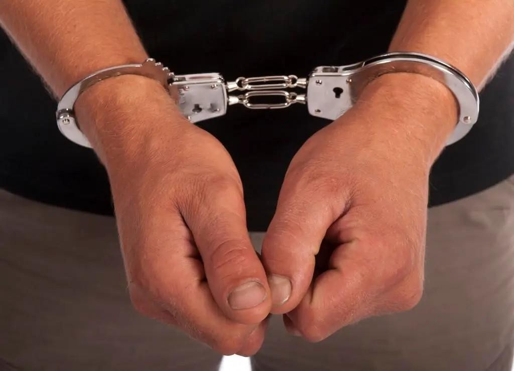 未成年街头暴打无辜妇女,火烧其阴部,被捕后:判不了我死刑!