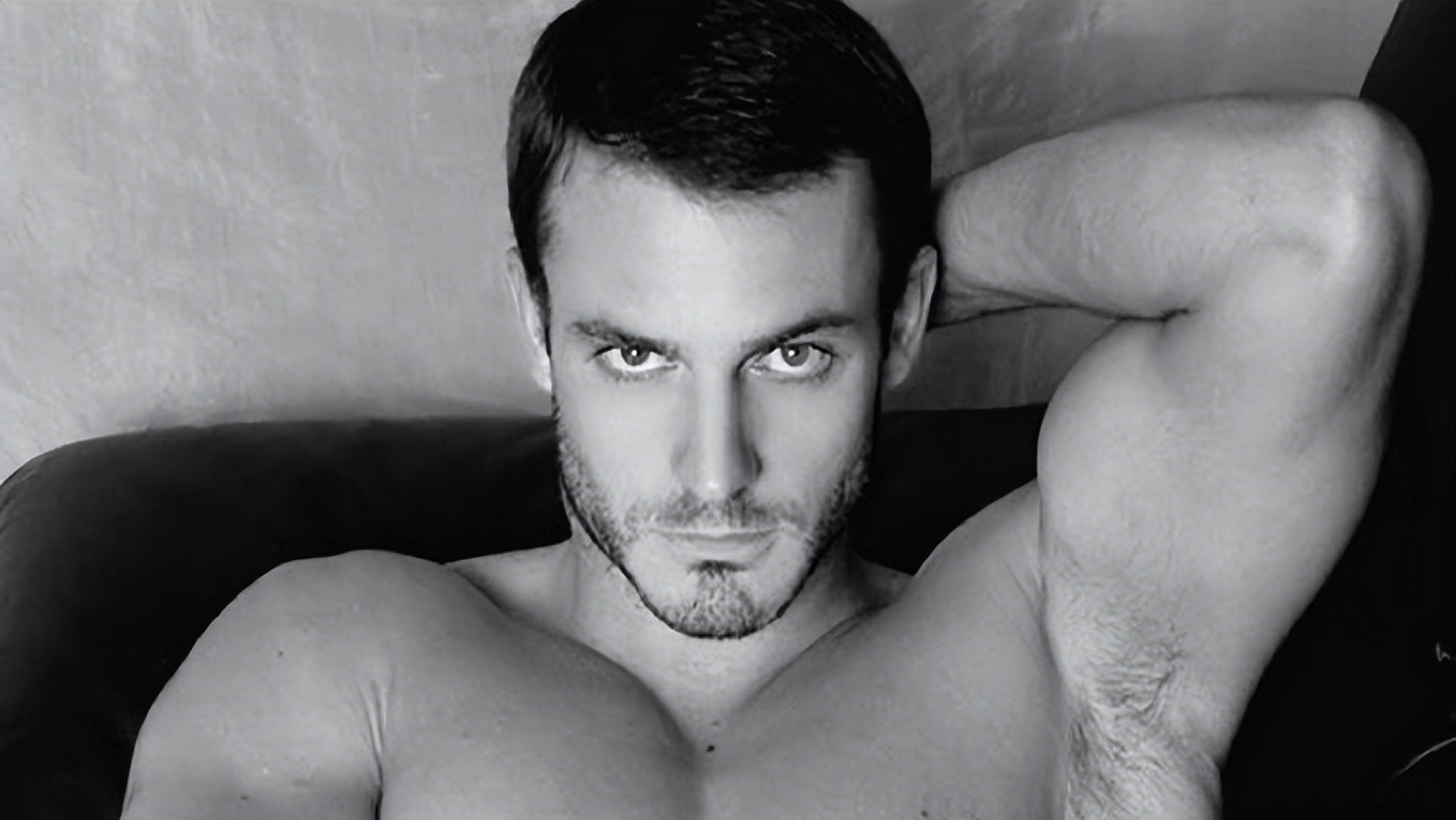 不管床的另一边躺着谁,人生真正的伴侣是你自己,爱自己才会幸福