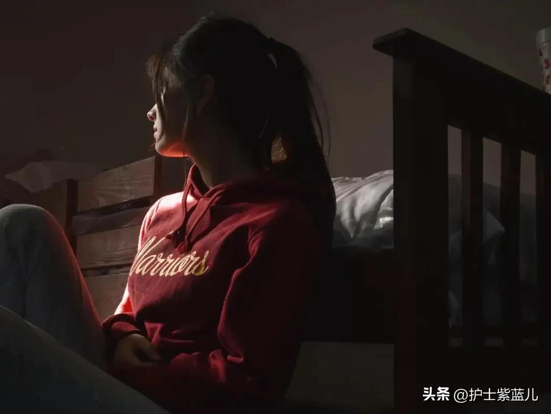 太惨了！孩子的胃被一脚踢爆裂了！那个父亲，他怎么如此残忍