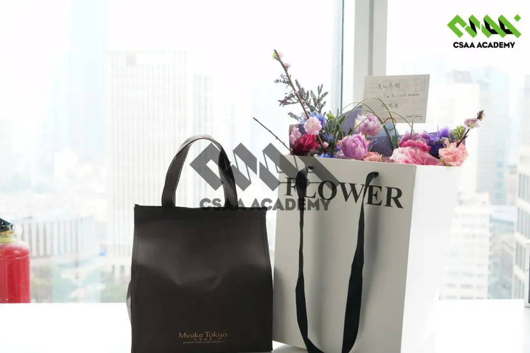 这个16岁的高中生，用6天搭建了一个未来品牌……