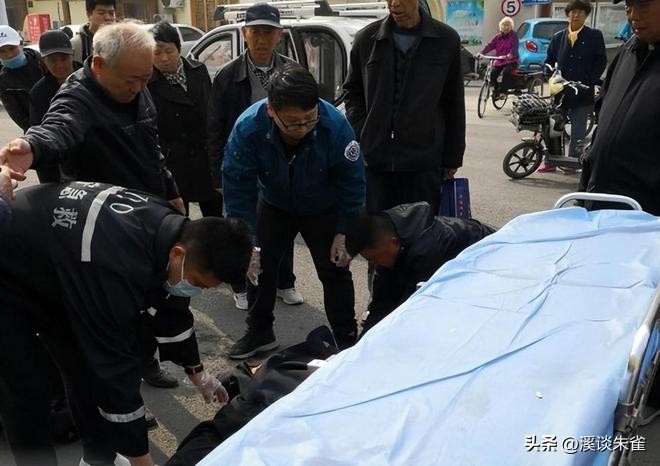 老人被撞肋骨断了十根,老人晨练被撞