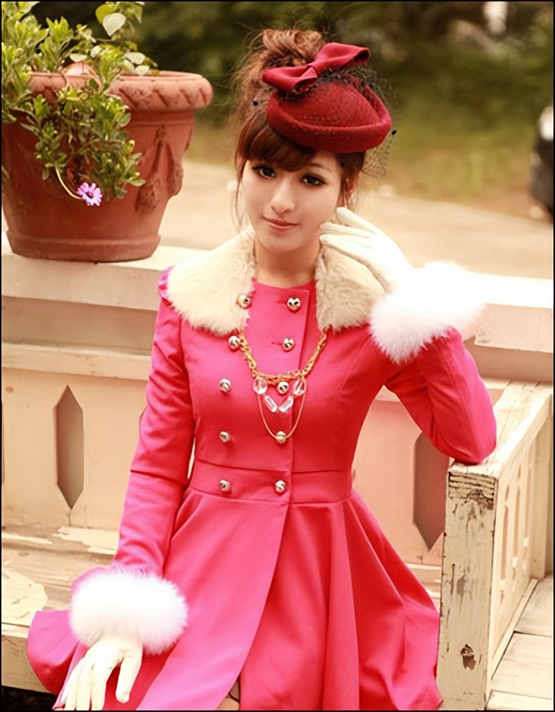 怕亮色服装翻车？记住“以色毒色”法则，轻松变街头“俏女郎”