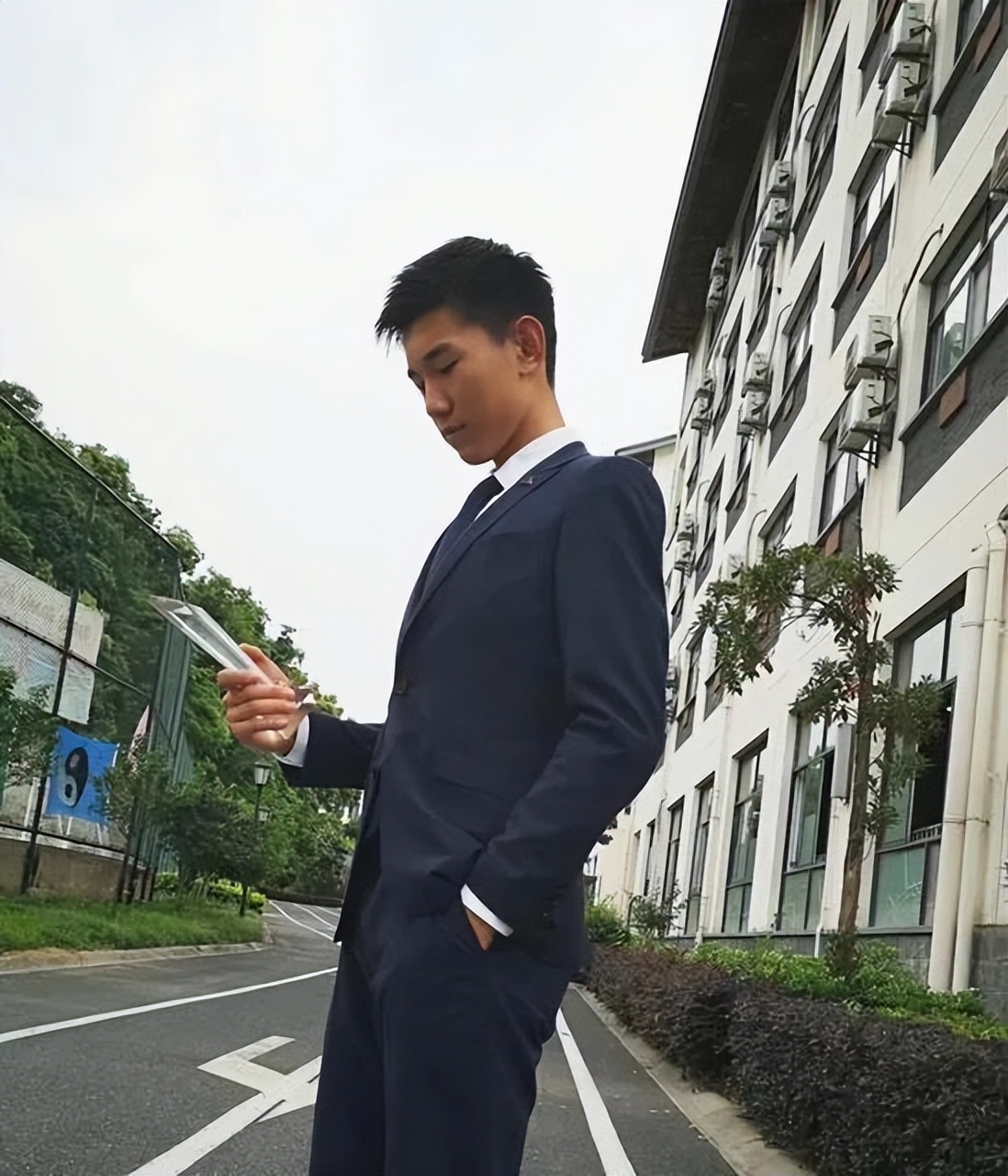 广州单亲爸爸花高价培养儿子，拒绝再婚，19岁儿子留学后却自杀了