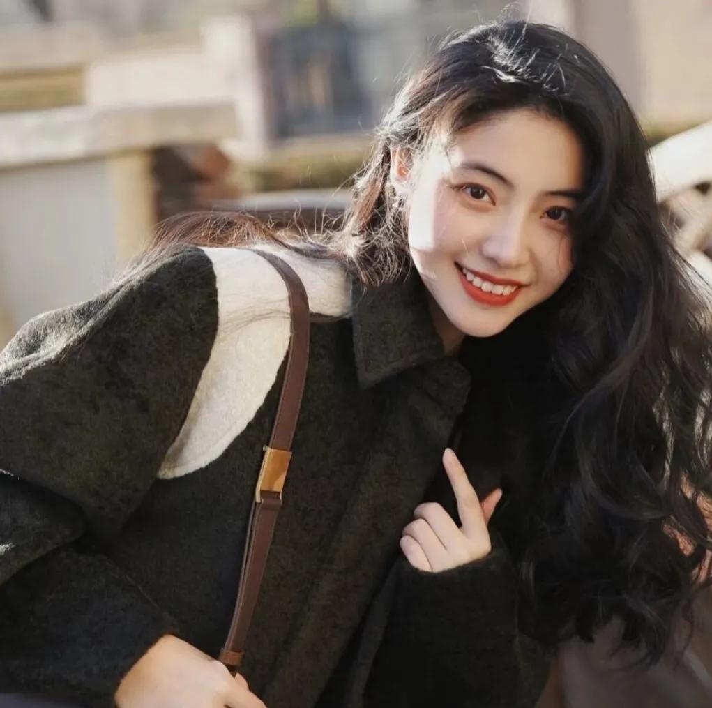 女头/他人眼睛狭长。你怎么看我，你就是什么形状