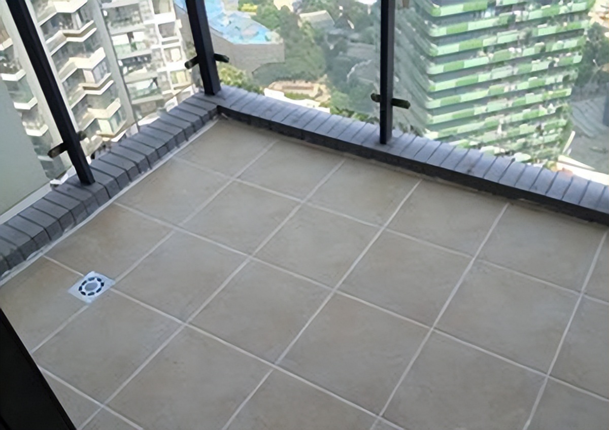 楼房阳台外墙下雨天渗水怎么处理,下雨天阳台渗水怎么处理