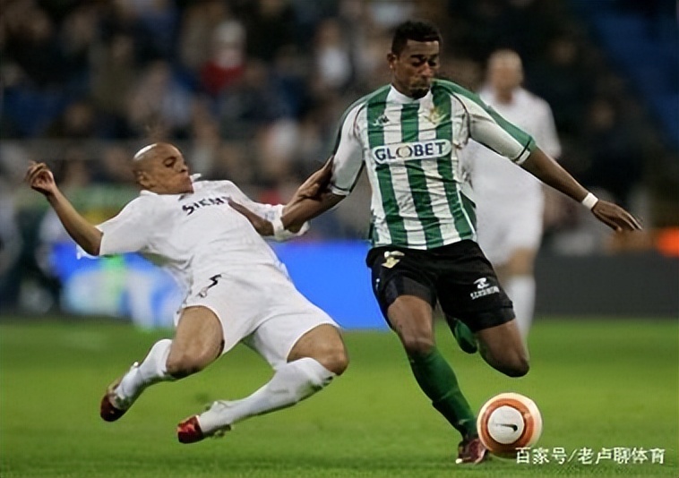 罗伯特卡洛斯吓坏人墙,罗伯特卡洛斯踢晕人墙