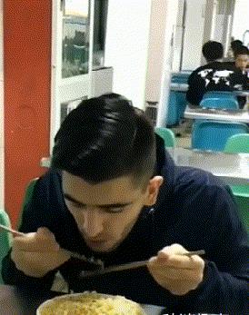 “姑娘，你知道衣服上的字是什么意思吗？”哈哈哈自信的姑娘最美