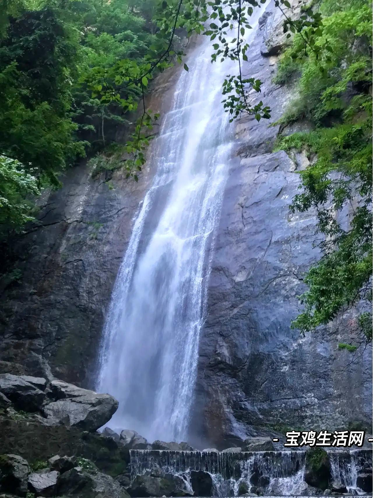 用宝鸡山水为《牧羊曲》配插图，日出嵩山坳，晨钟惊飞鸟