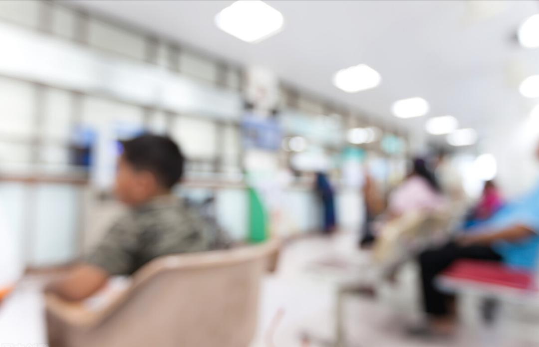 40岁左右的男子突然咳嗽,咳白色泡沫痰五六年反复是肺癌吗