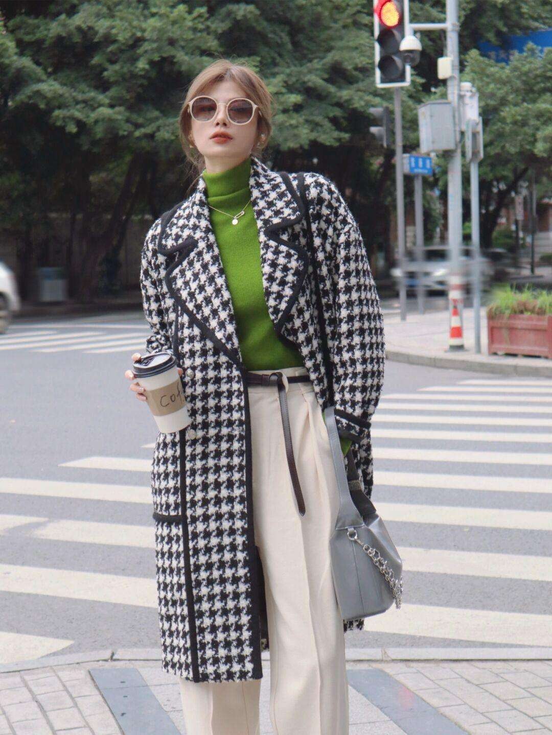 娱乐圈女星人手一件的“千鸟格大衣”，干练高质感，休闲又百搭