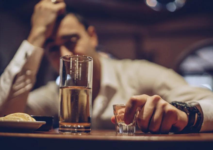 白酒啤酒混着喝的后果,啤酒和白酒混着喝的危害