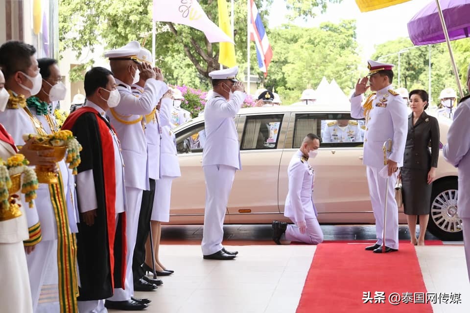 泰国国王大学毕业证,泰国王后苏提达获学士学位
