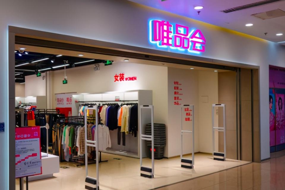 超越阿迪，从福建小镇走出来的安踏，在天猫唯品会大受热捧