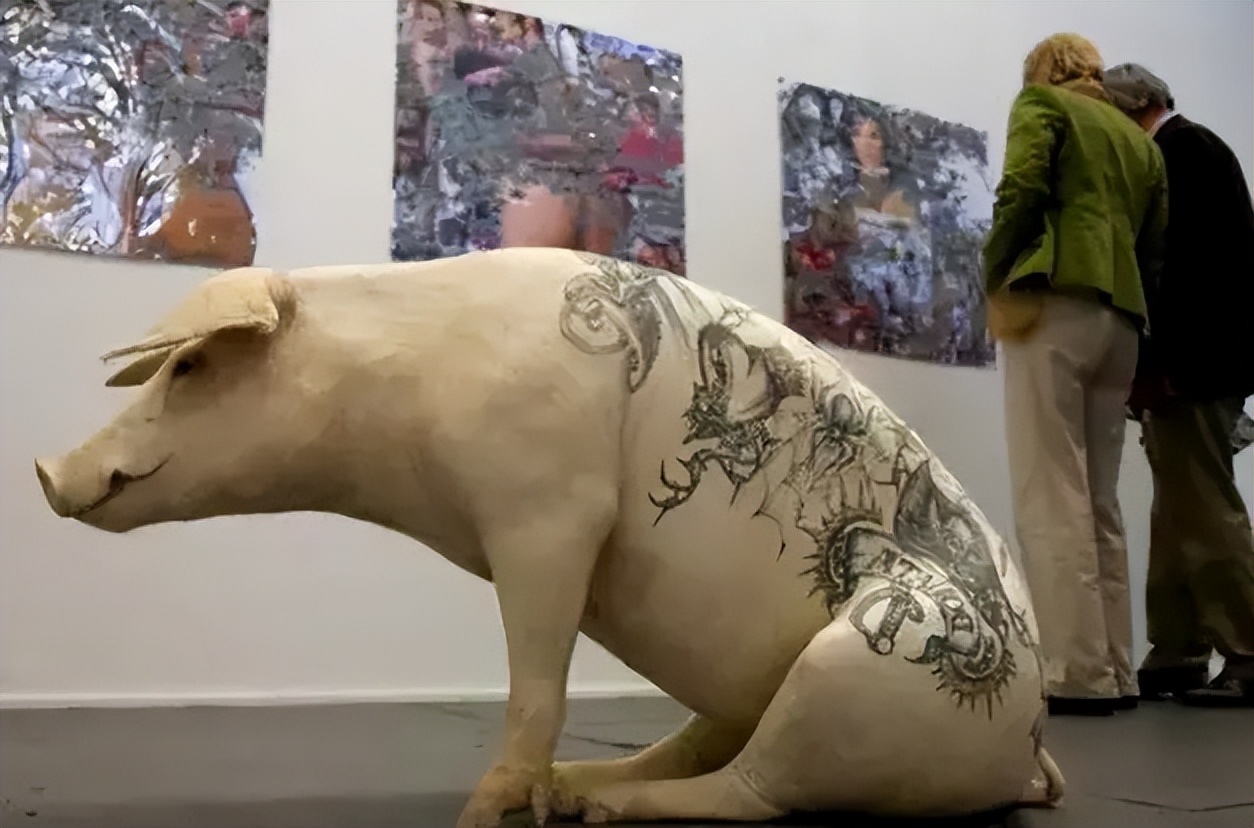 1997年,男子给活猪纹身,还把猪皮卖给了香奈儿,一张猪皮赚51万