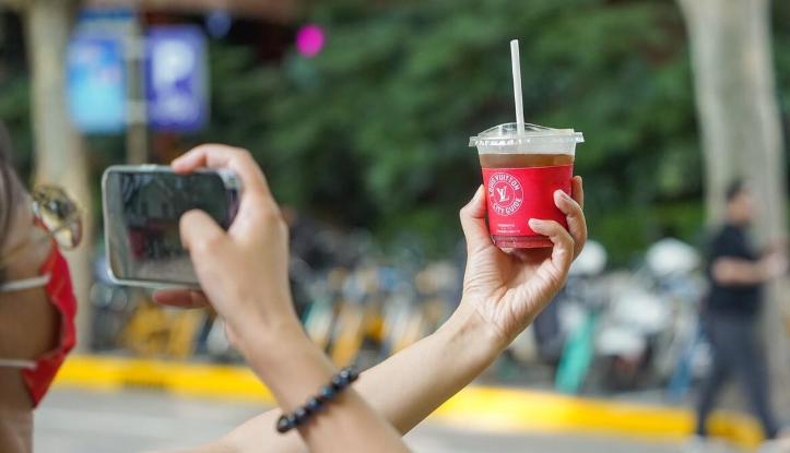 网友批高价炒lv帆布袋又蠢又虚荣,网友批高价炒lv帆布袋