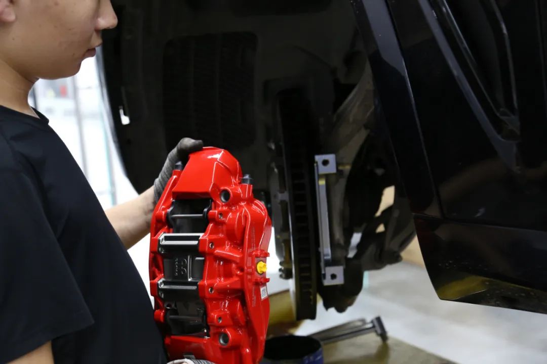 宝马x5拆刹车盘视频,宝马x5红色卡钳和蓝色卡钳的区别