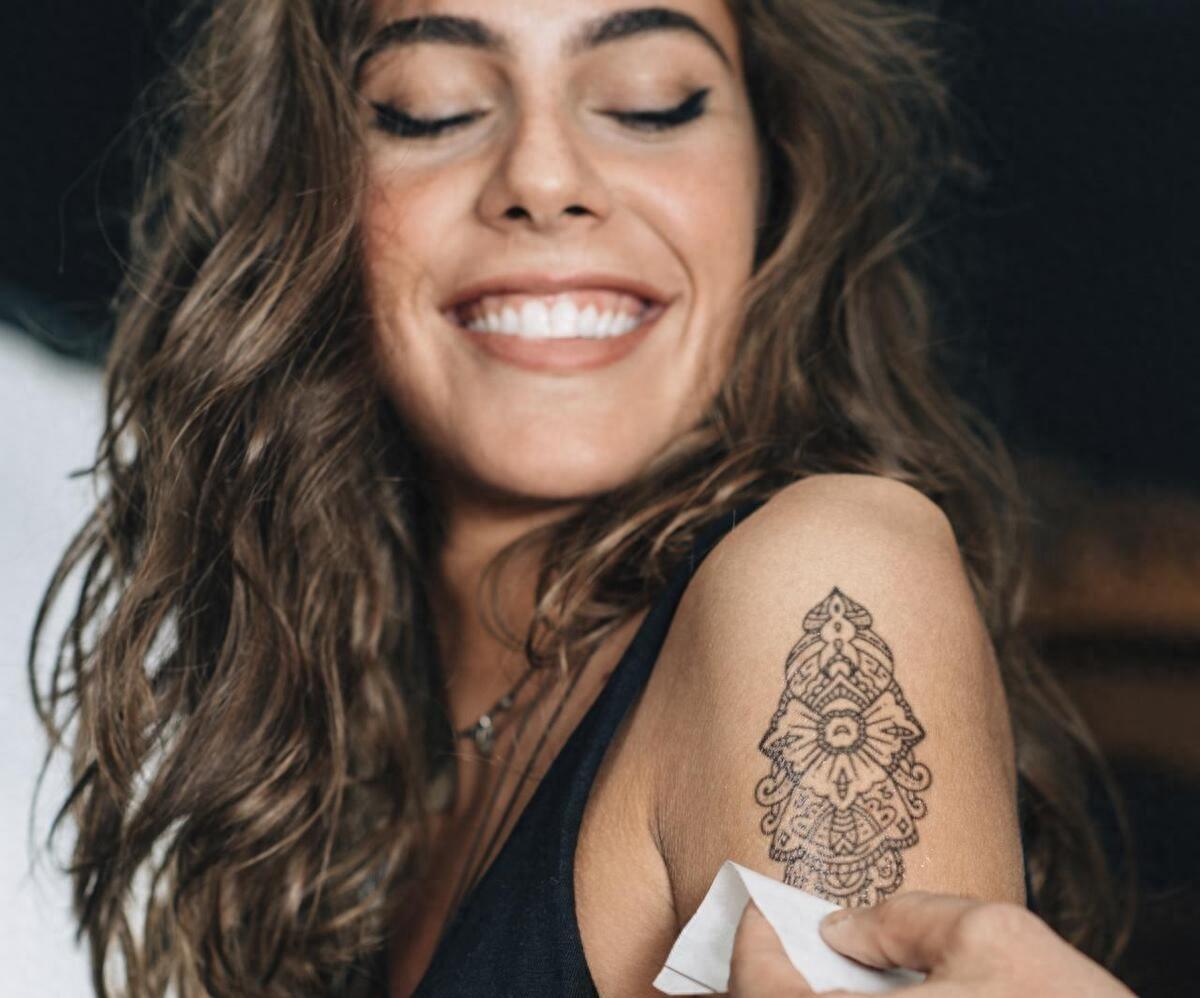 沐浴时，男友提出让我在“花园”上纹上他的名字，来证明我爱他