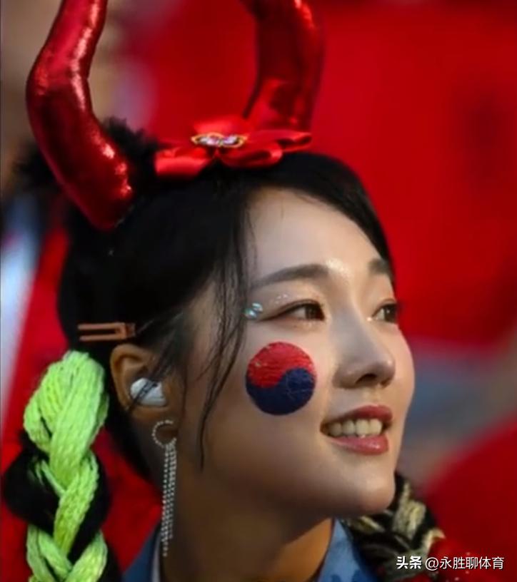 韩国女记者遭球迷强搂,韩国女记者报道世界杯被吓到