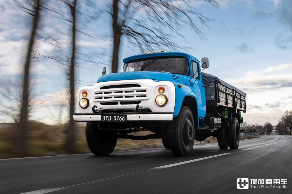 我军七十年代进口轻型卡车,吉尔zil-130