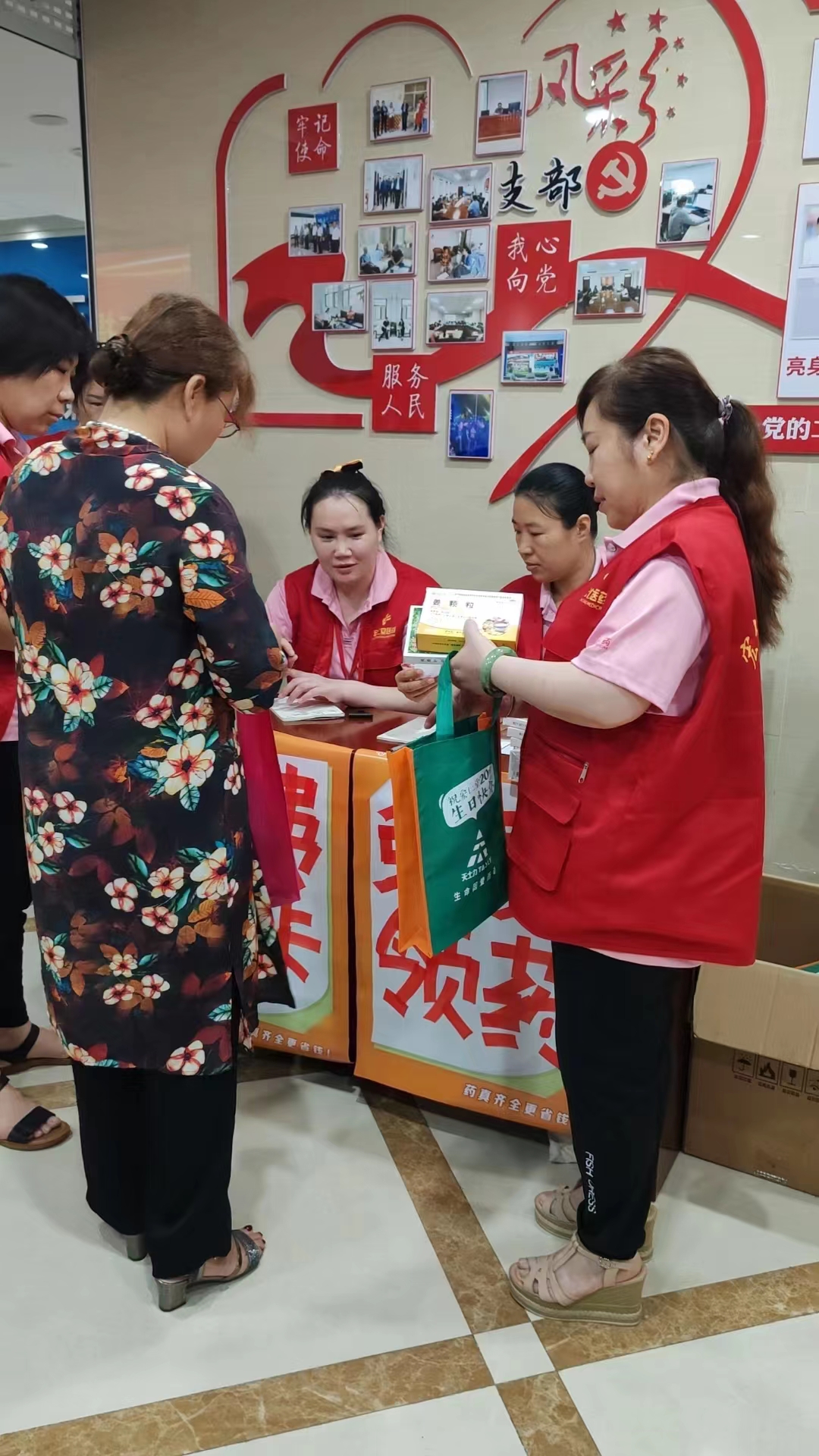 市三院联合宏仁堂“服务百姓健康行动”走进周村公共资源交易中心