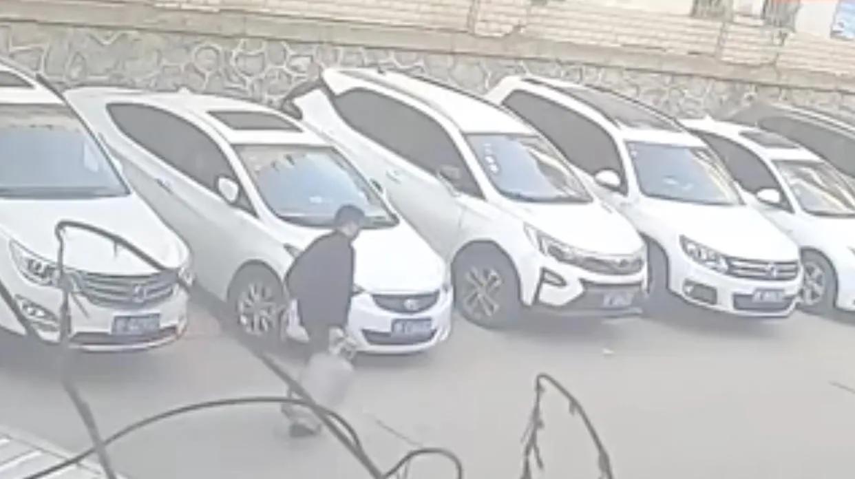 40多岁美艳少妇深夜去见男友，再次被发现时躺在自己车的后备箱