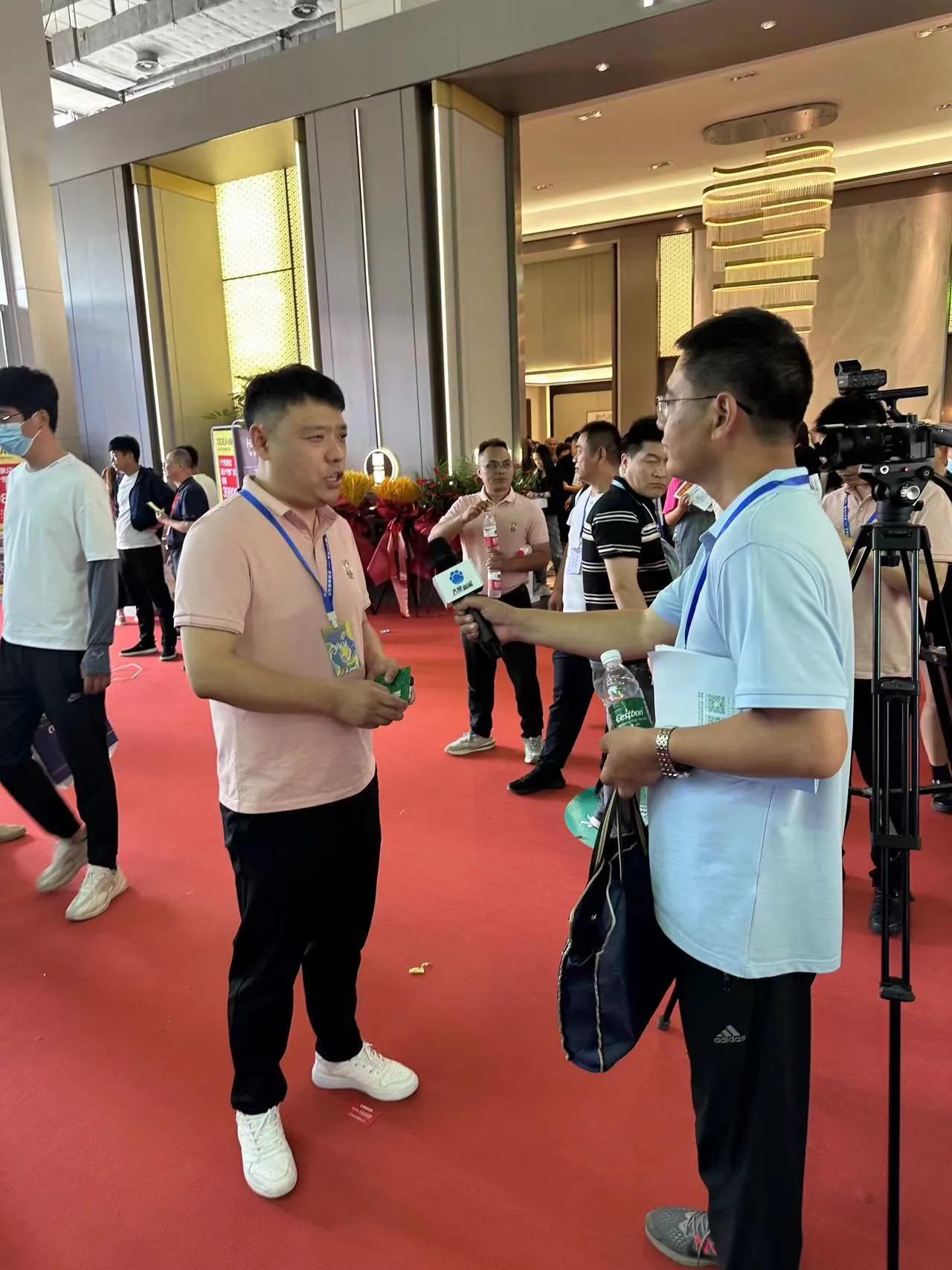 濮阳市委书记万正峰到未来星机器人科技集团展厅参观新产品