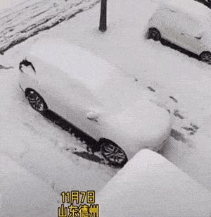 女孩子看起来外表美丽，其实裤袜已经掉到大腿根了！哈哈哈