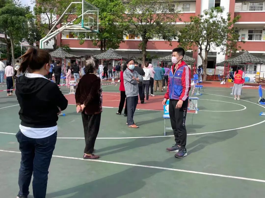 大白摘帽后露出满头银发,大白脱帽后满头银发让人动容